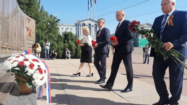 На Красной площади состоялась торжественная церемония возложения корзин с цветами к стеле &laquo;Героям-курянам&raquo;.