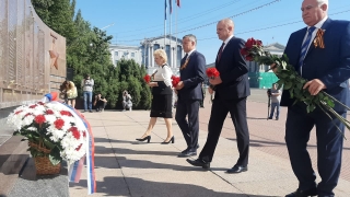 На Красной площади состоялась торжественная церемония возложения корзин с цветами к стеле &laquo;Героям-курянам&raquo;.