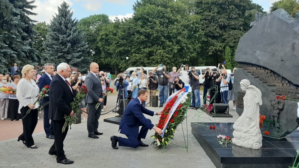 Церемония возложения венков и цветов к памятнику экипажу АПРК &laquo;Курск&raquo; и на могилы моряков-подводников.