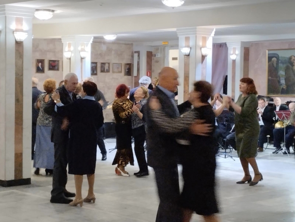 И вновь эта чарующая аура танцевального вечера царила сегодня в КТЦ имени М.С. Щепкина. Романтика, радость, задор - вот неизменные спутники вечеров, которые носят скромное название "Танцевальный вечер для тех, кому за..."