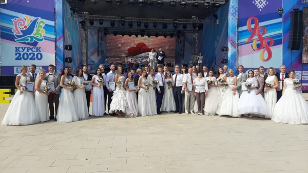 На Театральной площади состоялось торжественное чествование молодожёнов